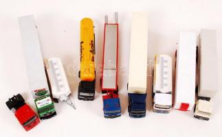 Műanyag retró járművek, főleg buszok, néhány sérült, több mint 60 db