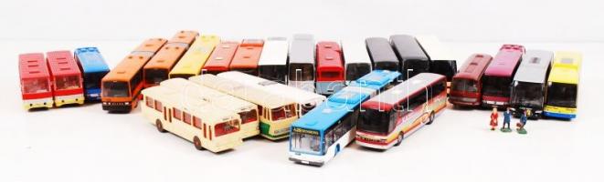 Műanyag retró járművek, főleg buszok, néhány sérült, több mint 60 db