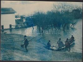 cca 1900-1910 Kerny István (1879-1963): Átkelés a Tiszán, vintage fotó, hideg pecséttel jelzett, vegyileg kékre színezve, 10x14 cm