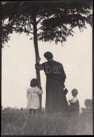 cca 1910-1920 Kerny István (1879-1963): Hazavárunk, vintage fotó, pecséttel jelzett, 15x10 cm