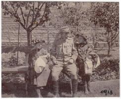 1913 Kerny István (1879-1963): … és nagypapa neked is nagy puskád volt?, vintage családi fotó, jelzetlen, 7x9 cm