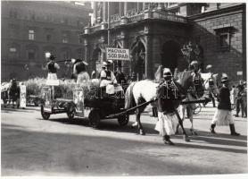 cca 1930-1940 A magyar söripar reklám kocsija az Andrássy úton, eredeti negatívról készült későbbi nagyítás, 11x8 cm