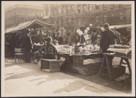 cca 1930-1935 Kinszki Imre (1901-1945): Vásározók Budapesten, vintage alkotás, aláírva, 6x9 cm