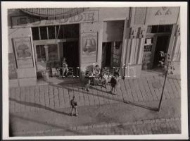 cca 1930-1935 Kinszki Imre (1901-1945): Késő délután az üzlet előtt, vintage alkotás, jelzetlen, a szerző hagyatékából, 6x8 cm