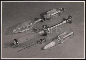 cca 1930-1935 Kinszki Imre (1901-1945): Orvosi eszközök, vintage alkotás, szerzői pecséttel, 12x17 cm