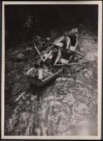cca 1930-1935 Kinszki Imre (1901-1945): Két pár evezős csónak, vintage alkotás, szerzői pecséttel, 17x12 cm