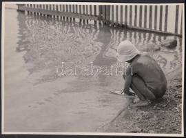 cca 1930-1935 Kinszki Imre (1901-1945): Nyári játék, vintage alkotás, szerzői pecséttel, 12x17 cm