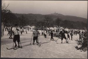 cca 1930-1935 Kinszki Imre (1901-1945): A Normafánál, háttérben a János hegyi kilátó, vintage alkotás, szerzői pecséttel, 15x22 cm