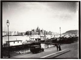 cca 1910-1920 Gőzmosoda furgonja a budai rakparton, eredeti üveglemezről készült későbbi kontakt másolat, 8x11 cm