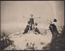 1926 Angelo: Kata és a fókák, vintage fotó Szentpál Olga mozgásművészeti iskolájának növendékeiről, jelzetlen, feliratozott, Szentpál Olga hagyatékából, 7x9 cm