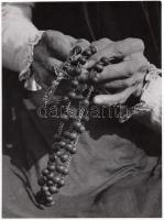 cca 1930-1940 Szendrő István (1908-2000): Ima, vintage fotó, pecséttel jelzett, 23x17cm