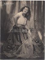 cca 1940-1950 Studio Verhassel: Cigánylány a brüsszeli műteremben, 24x18 cm