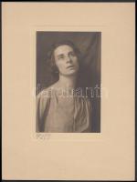 1923 Máté Olga (1878-1961) felvétele Szentpál Olga táncművészről, vintage kép aláírva, fotóméret 12x8 cm, karton 21x16 cm