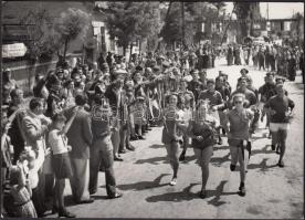 cca 1950-1960 Bojár Sándor (1914-2004): Hosszútávfutók versenye és a közönség, 13x18 cm