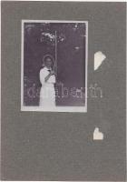 cca 1900-1910 Dagonyázó konda albumlapra felragasztva, a másik oldalán hölgy teniszütővel, 12x17 és ...