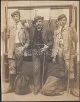 cca 1900-1910 Vándor iparos legények, valószínűleg hangszerkészítők, 13x10 cm