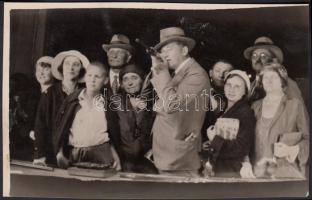 cca 1920-1930 Az angol parkban készült önkioldós fénykép: ha a célba lövő eltalálta az önkioldót, felvillant a vaku, elkészült a fénykép, amelyet néhány percen belül meg is kapott ajándékba, 8x13 cm