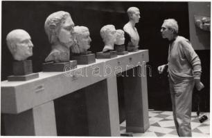 cca 1970-1980 Kiállítás látogató, jelzetlen, 16x24 cm