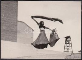 1934 Liebmann Béla (1899-1996): Bözsi kendővel, aláírt vintage fotó  Szentpál Olga tánccsoportjának szegedi fellépéséről, 6x9 cm