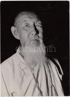 cca 1930-1940 Ergy Landau (Párizs): Pekin láma portréja, pecséttel jelzett vintage fotó, feliratozott, 23x17 cm