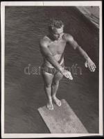 cca 1930-1940 Kozák Lajos (1906-1975): Amíg Hídvégi a víz alá ér, pecséttel jelzett vintage fotóművészeti alkotás, 12x8 cm