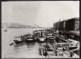 cca 1920-1930 Dunai uszályok ki- és berakodása pesti rakparton, későbbi kontakt másolat eredeti üveglemezről, 12x17 cm