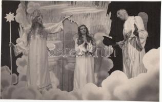cca 1950-1956 Kálmán fotó: Színpadi jelenet a mennyországból, vintage fotó, pecséttel jelzett, 15x23 cm
