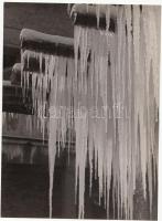 1938 Korschelt Miklós: Jégcsapok, vintage fotóművészeti alkotás, aláírással, a szerző hagyatékából, 23x17 cm