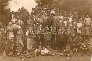 Budapest a Kispesti Wekerle-telep református templomának építésének első napja. Kivonult egyháztagok és munkások