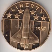 Amerikai Egyesült Államok 1988. "Amerika az űrben - Fiatal asztronauták" bronz (38mm) emlékérem dísztokban tanúsítvánnyal T:PP USA 1988. "America in Space - Young Astronauts" bronze (38mm) medallion in case with certificate T:PP