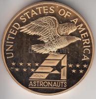 Amerikai Egyesült Államok 1988. "Amerika az űrben - Fiatal asztronauták" bronz (38mm) emlé...