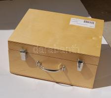 Nagyalakú masszív fa hordozható pénkoffer 11 db plüsstálcával, rengeteg férőhellyel, újszerű állapotban