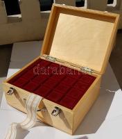 Nagyalakú masszív fa hordozható pénkoffer 11 db plüsstálcával, rengeteg férőhellyel, újszerű állapot...