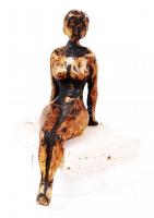 Csetvei Zsuzsa (1958-2008): Női akt. Bronz, jelzett, mészkő talapzaton, 16×9 cm, m:25 cm