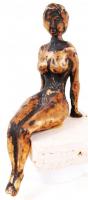 Csetvei Zsuzsa (1958-2008): Női akt. Bronz, jelzett, mészkő talapzaton, 16×9 cm, m:25 cm