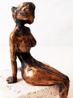 Csetvei Zsuzsa (1958-2008): Női akt. Bronz, jelzett, mészkő talapzaton, 16×9 cm, m:25 cm