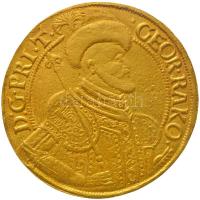 Erdélyi Fejedelemség 1652NB 10 Aranyforint Au "II. Rákóczi György" Nagybánya (33.87g).  Előlap: Prémsapkás jobbra tekintő mellkép díszes vértben, jobbjában jogarral, baljában kardmarkolat. Körirat: "GEOR: RAKO. D: G. PRI. T.".  Hátlap: Korona alatt kartusokkal övezett egyesített erdélyi és Rákóczi-címer, két oldalt N-B verdejeggyel. Körirat: "PAR· REG· HVN· DOM· ET· SIC· COM· 1652·" T:2-,2 RRR! Principality of Transylvania 1652NB 10 Ducat Au "George II Rákóczi" Nagybanya (33.87g) C:VF,XF Very RARE! Huszár: 530c, Unger (Erdély): 335., Resch 53.