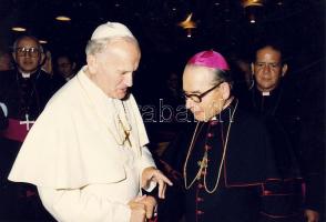 1981. II.János Pál pápáról és Dr.Bánk József váci érsek püspökről készült színes fotó hátoldalán Dr.Bánk József sk. feljegyzése és aláírása
