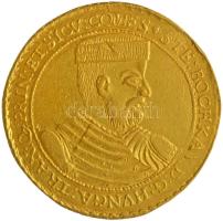 Erdélyi Fejedelemség 1605. 10 Aranyforint Au "Bocskai István" verdejegy nélkül (34.88g). Előlap: Prémsapkás jobbra tekintő mellkép páncélban. Körirat: "* STE : BOCHKAY . D : G : HVNGA : TRAN : Q3 . PRIN : ET . SICV : COMES". Hátlap: Felhőből kinyúló kardot tartó kar melyet szalag övez "PRO. DEO. ET. PATRIA" felirattal. Körirat: "* DVLCE . EST . PRO . PATRIA . MORI . 1 : 6 : 0 : 5" T:2,2- kis ph. RRR! Principality of Transylvania 1605. 10 Ducat Au "Stephen Bocskay" without mint mark. (34.88g) C:aXF Very RARE! Huszár: 171, Unger (Erdély): 103., Resch 3.