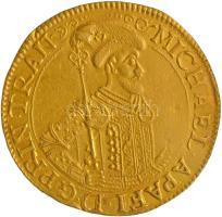 Erdélyi Fejedelemség 1670 10 Dukát Au "Apafi Mihály" Fogaras (33.99g). Előlap: Prémsapkás jobbra tekintő mellkép díszes vértben, jobbjában jogarral, baljában kardmarkolat Körirat: "MICHAEL: APAFI: D: G. PRIN: TRAN". Hátlap: Korona alatt ovális kartusokkal övezett erdélyi címer, szívpajzsban Apafi-címer, alatta A-F verdejel. Körirat: "PAR. REG: HVN: DOM. ET. SIC. CO. 1670" T:2 RRR! Principality of Transylvania 1670 10 Ducat Au "Michael Apafi" Fagaras (33.99g) C:XF VERY RARE! Huszár: 644., Unger (Erdély): 420.b Resch 79.