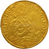 Erdélyi Fejedelemség 1675 10 Dukát Au "Apafi Mihály" Fogaras (34.47g). Előlap: Prémsapkás jobbra tekintő mellkép díszes vértben, jobbjában jogarral, baljában kardmarkolat Körirat: "MICHA: APAFI: D: G: PR: TR" Hátlap: Korona alatt ovális kartusokkal övezett erdélyi címer, szívpajzsban Apafi-címer, legalul A-F verdejel. Körirat: "PAR. REG: HVN: D. ET. SIC. CO. 1675" T:2- RRR! Principality of Transylvania 1675 10 Ducat Au "Michael Apafi" Fagaras (34.47g) C:VF Unger (Erdély): 419.h,  Resch 213.