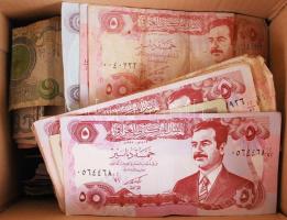 Irak ~1000db vegyes modern bankjegy kartondobozban T:vegyes
Iraq ~1000pcs of modern banknotes in car...