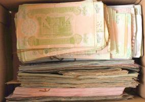 Irak ~1000db vegyes modern bankjegy kartondobozban T:vegyes
Iraq ~1000pcs of modern banknotes in car...