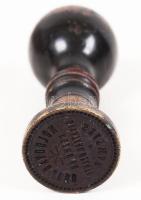 Réz pecsétnyomó "Moldován Jenő kézmű és divatáru üzlete Szatmár" jelzéssel / Vintage brass stamp with wooden handle, m: 8 cm