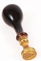 Réz pecsétnyomó koronás monogrammal /
Vintage brass stamp with wooden handle, m: 8 cm