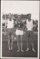 cca 1950 Bácsfalvi László, Szilágyi Jenő, Emil Zátopek hosszútávfutók, hátoldalán feliratozott, pecséttel jelzett, 12x18 cm