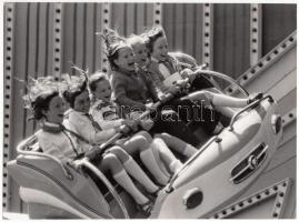 cca 1960-1970 Lengyel Miklós: Vidámpark, pecséttel jelzett, 24x17 cm.