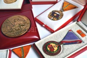 9db vegyes szocialista kitüntetés és emlékérem többnyire tokban, közte "Honvédelmi Érdemérem&qu...