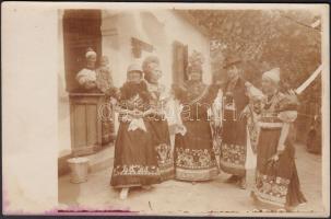 cca 1920 Folklór, fotóképeslap, 14x9 cm