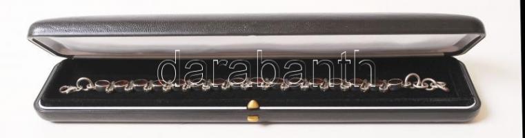 Ezüst (Ag) karkötő 16 db ovális gránát díszítéssel, jelzett /	
silver bracelet with 16 granades, 22,...